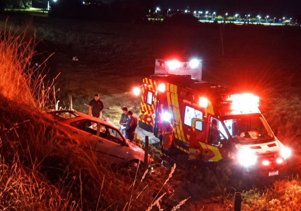 Condutor fica ferido após perder controle de veículo e cair em ribanceira em Itaguari