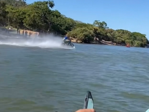 Viu essa: Moto desliza sobre rio como se fosse asfalto “Inacreditável”