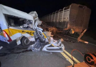 Tragédia em Goiás: Acidente entre van escolar e carreta deixa mortos e feridos em Córrego do Ouro