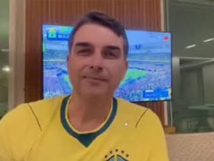 Flávio Bolsonaro evita comentar acusações de Michelle e diz: “Hoje é dia de jogo, nada nem ninguém me aborrece”