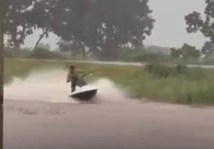 Morador de Campinorte aproveita inundação ao lado da BR-153 para andar de jet-ski