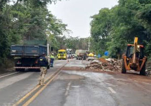 Carreta tomba na BR-153 entre Uruaçu e São Luiz do Norte e espalha carga de piso cerâmico
