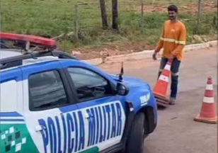 Acidente às margens da GO-080, em São Francisco de Goiás, envolve carreta e Fiat Strada