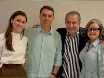 Flávio Bolsonaro sela reaproximação com Silas Malafaia e apoio na eleição em culto no Rio