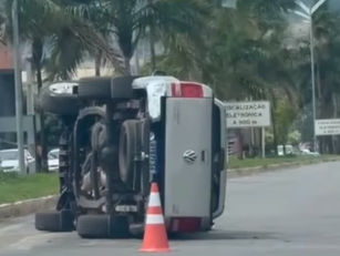 Caminhonete VW/Amarok tomba em cruzamento movimentado em Goianésia