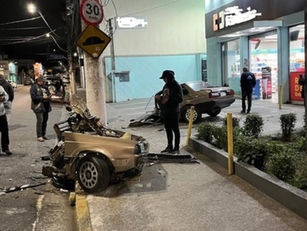 Motorista e passageiro saem andando de carro que se partiu ao meio após batida