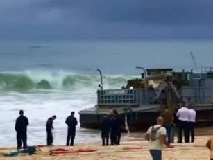 Navio da Marinha do Brasil faz manobra de segurança e acaba encalhado na Praia da Macumba, no Rio de Janeiro