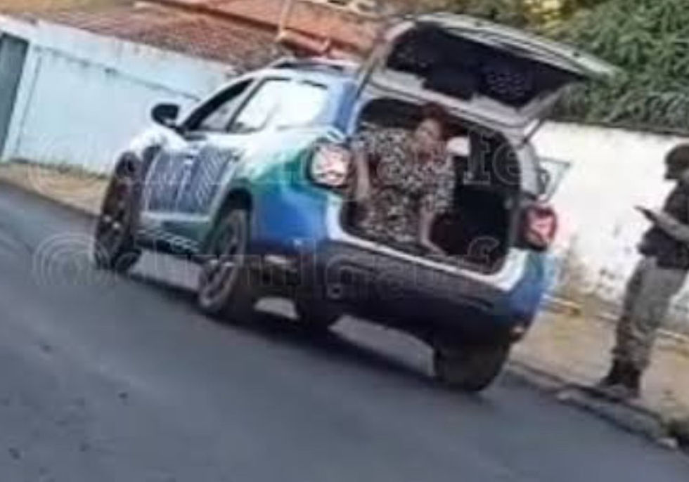 Mulher é contida pela PM após confusão e chama atenção ao cantar louvores dentro de viatura