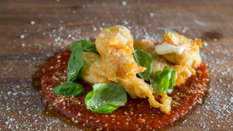 EASY and DELICIOUS RICOTTA stuffed FRIED SQUASH BLOSSOMS (fried zucchini flowers)