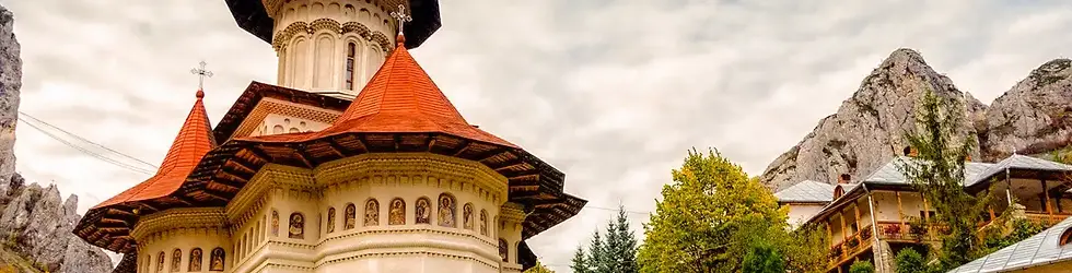 Monasterio Ramet de Rumania, en plena naturaleza y en medio de las montañas