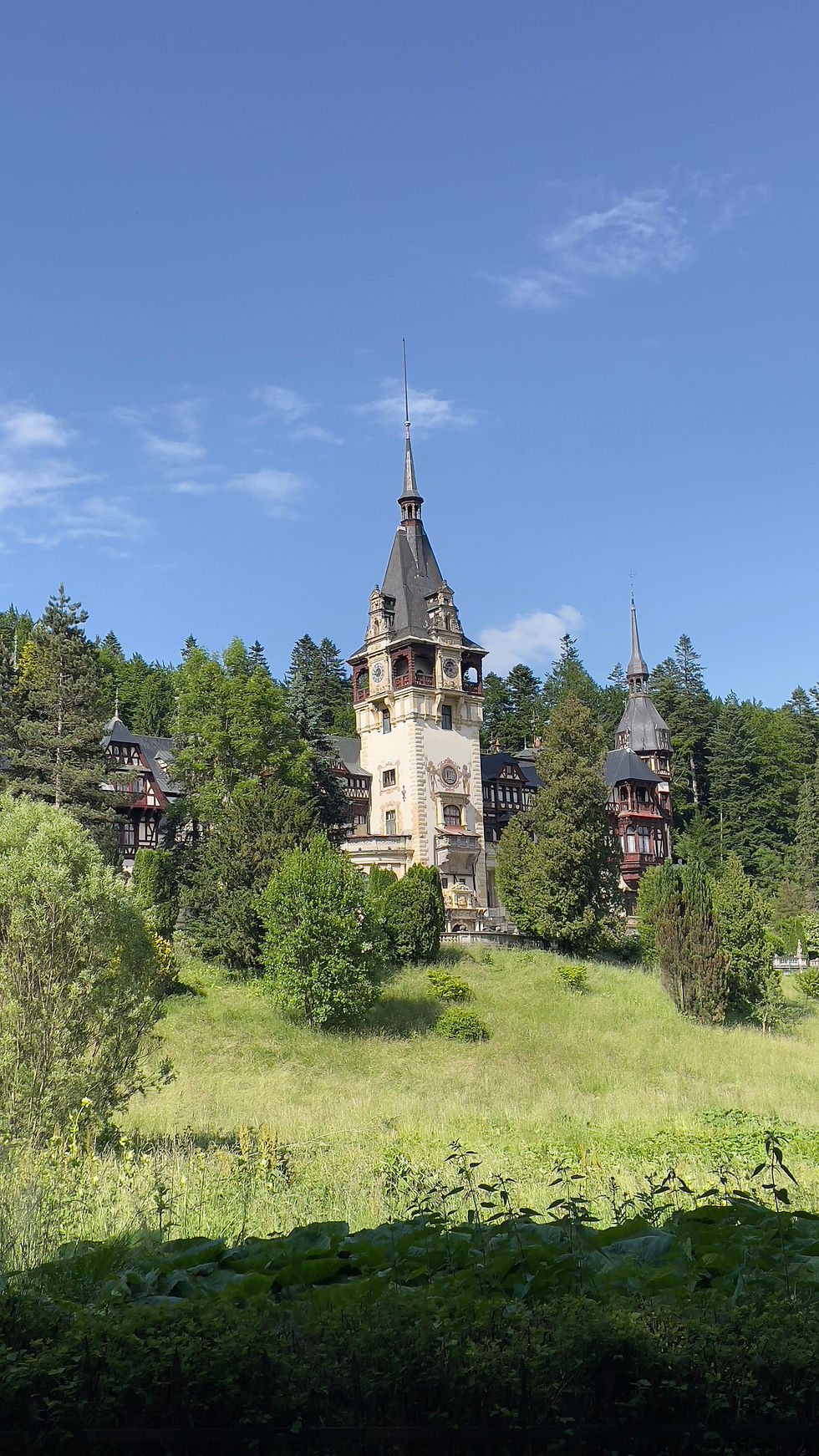 Exterior Castillo de Peles de Rumanía en Transilvania.