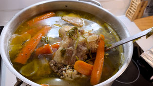 Caldo casero fácil y delicioso