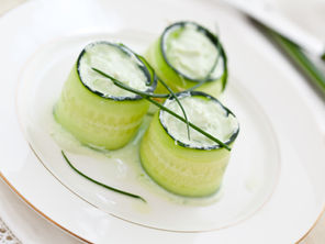 Ρολάκια αγγουριού με χούμους και cottage cheese