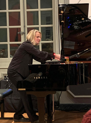Catherine Schneider au piano préparé et augmenté