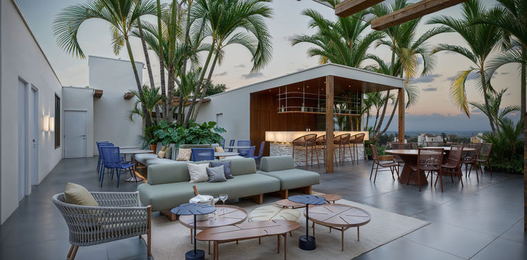 Área de Convivência Externa no Morê Nature Spa, com Bar, Banheiros de Apoio, Lounges, Mesas e Cadeiras.