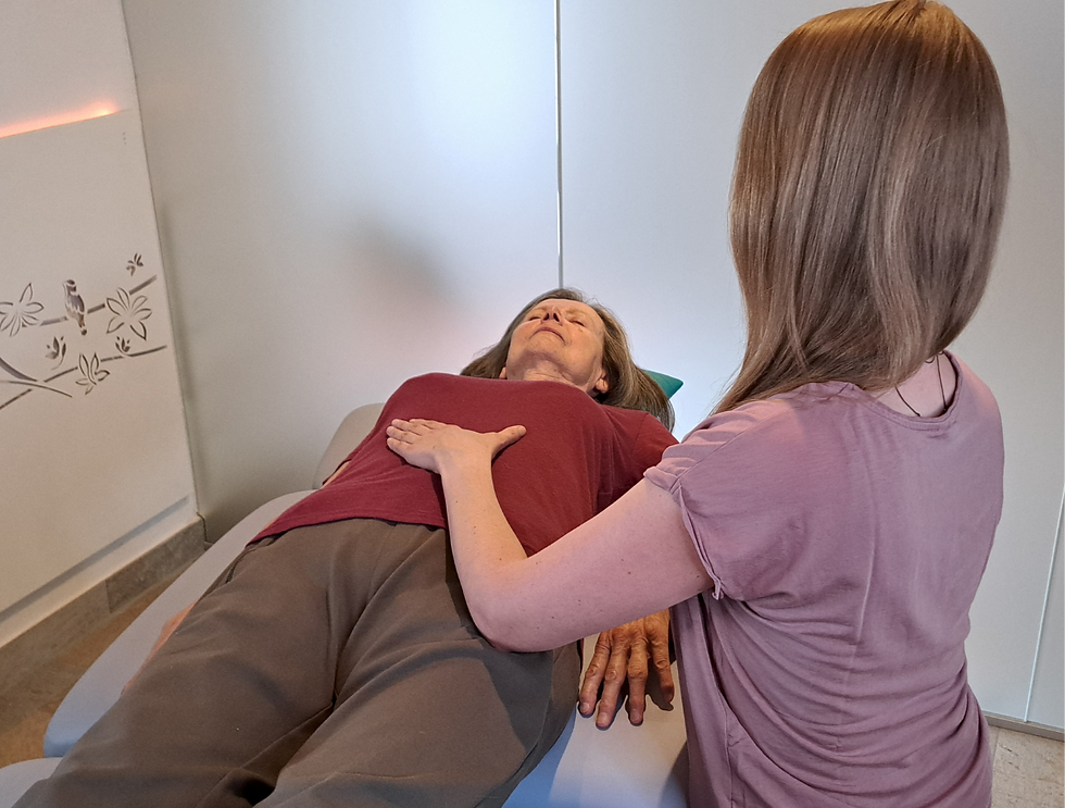 Craniosacral Therapie Griff am Zwerchfell