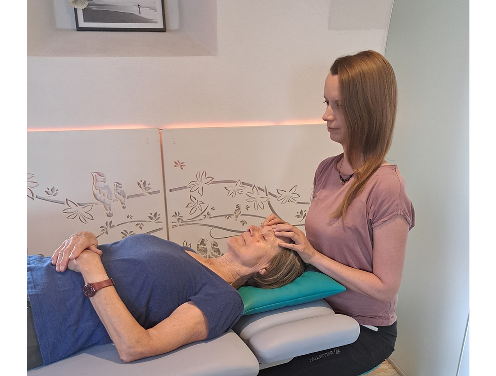 Frau entspannt bei einer Craniosacral-Therapie