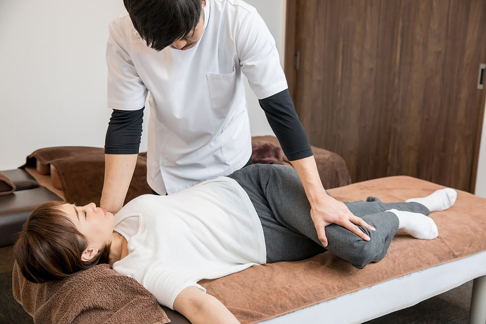 理学療法士、女性の腰を治療し、リラックスするマッサージを施す。My Site