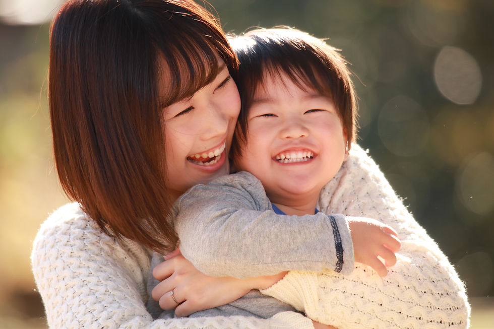 笑顔で寄り添い合う母親と小さな男の子
