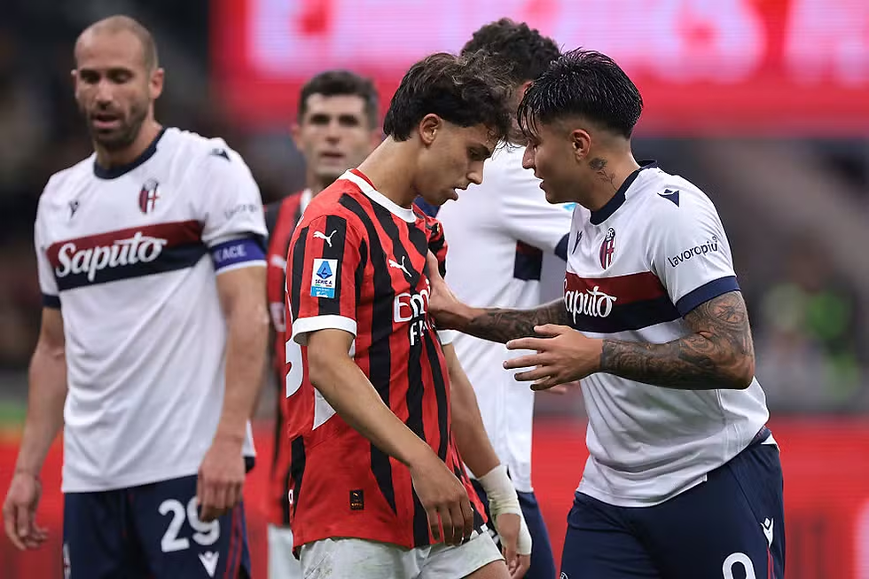 Jogadores do Milan e adversário