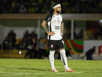 Neto critica Memphis por pênalti perdido: 'Não pode acontecer tem que fazer gols