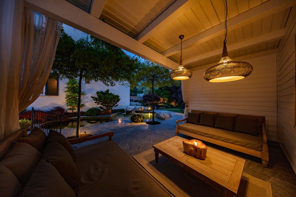 Gartenteich mit wunderschöner Beleuchtung von Staub Designlight.