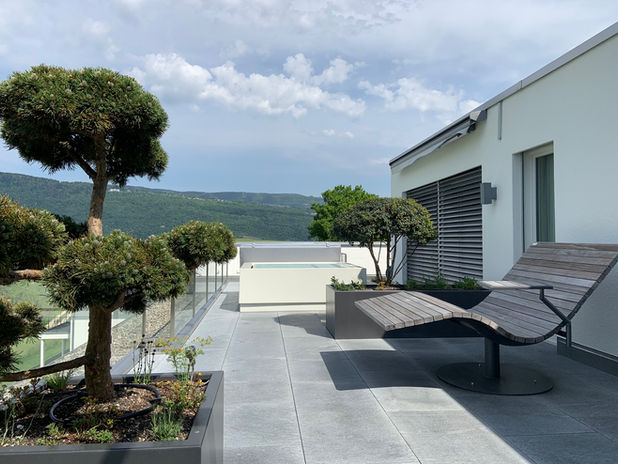 Natursteinplattenbelag Attikaterrasse in Bellmund, Bern. Terrassengestaltung in Solothurn, Murten und Bieler-Seeregion 