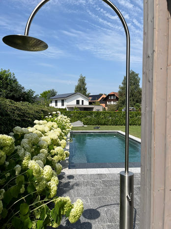 Gartendusche Edelstahl, modernes Design. Gartenduschen und Pool in Solothurn, Murten und Neuenburg.