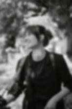 Der Hochzeitsfotograf aus Düsseldorf während er Fotos auf einer Hochzeit macht.