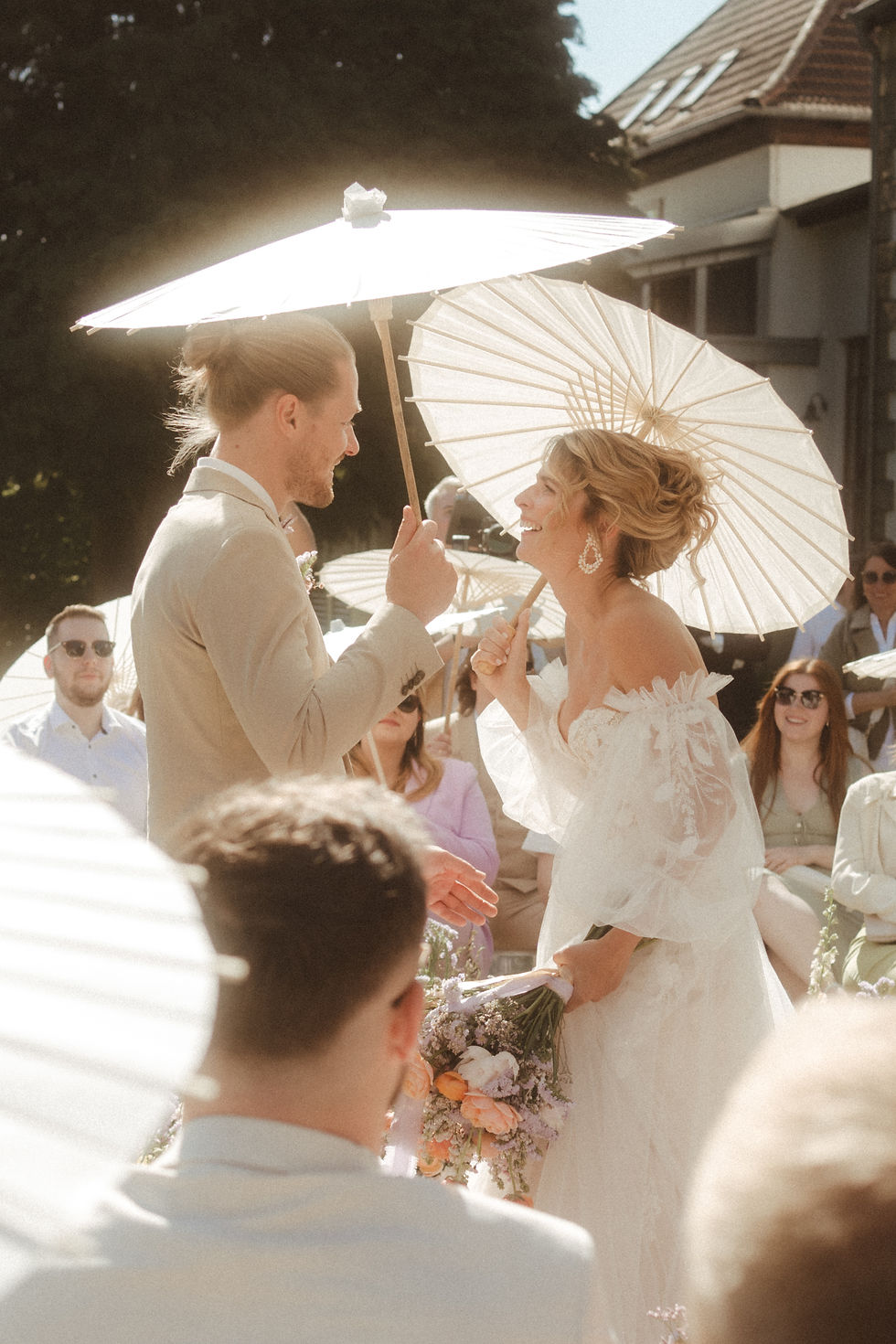 Das Brautpaar sieht sich zum ersten Mal bei der Trauung. Ein sehr emotionales Hochzeitsfoto, welches von einem Hochzeitsfotograf aus Düsseldorf aufgenommen wurde.