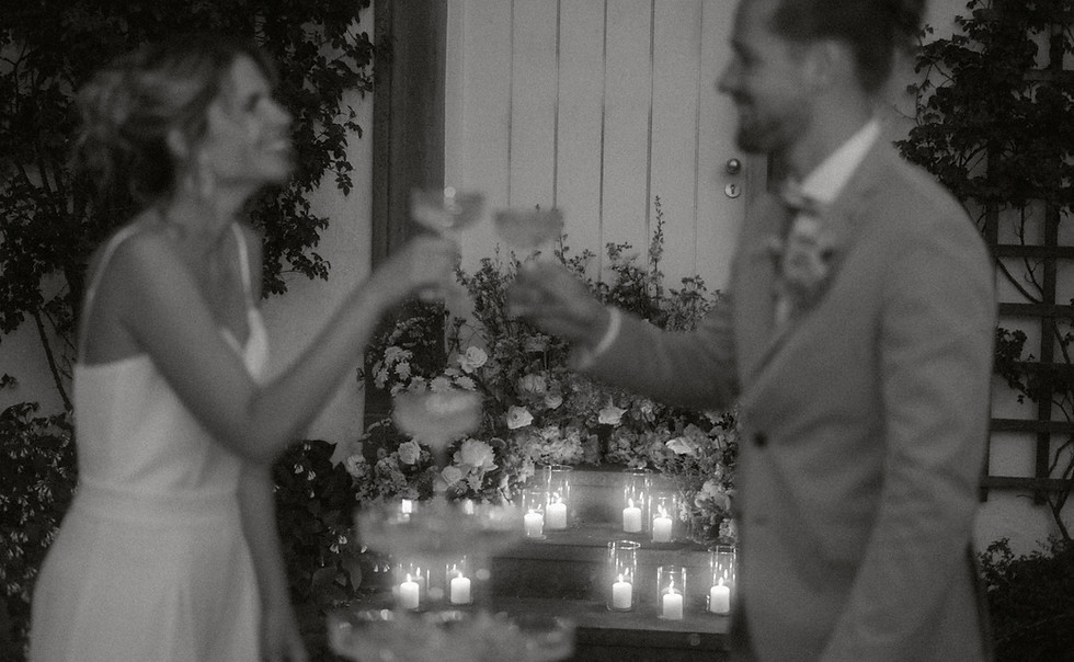 Das Brautpaar stößt zusammen auf ihre Hochzeit an. Ein Hochzeitsfoto aufgenommen von einem Hochzeitfotografen aus NRW.