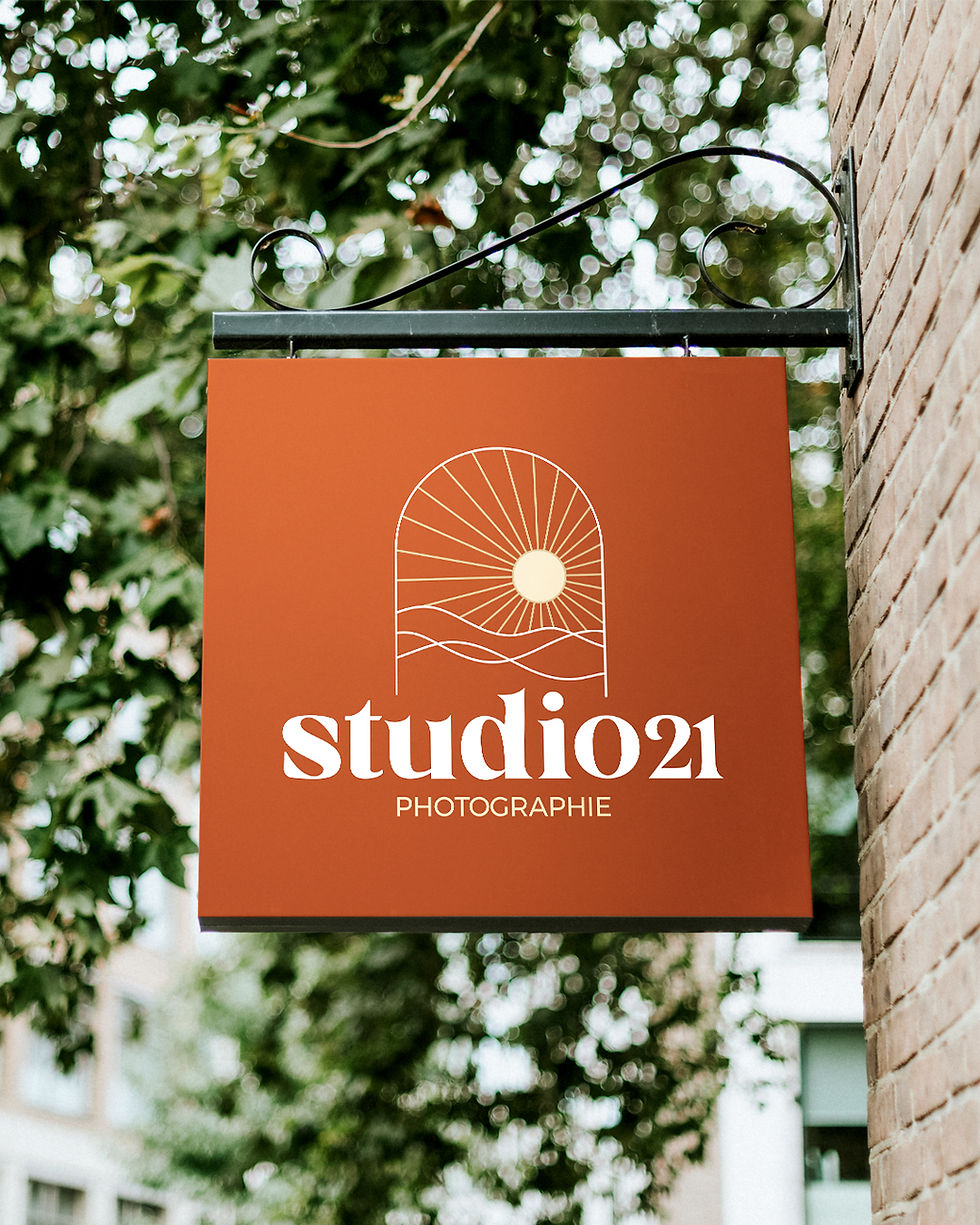 Logo d'un studio de photographie, sur un fond terracotta, arche visuel et coucher de soleil