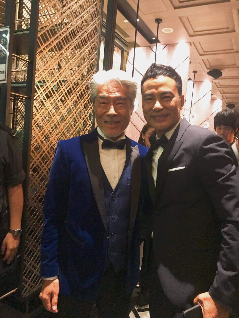 倉田保昭在晚宴現場,穿著藍色天鵝絨晚禮服,與演藝圈好友合影。