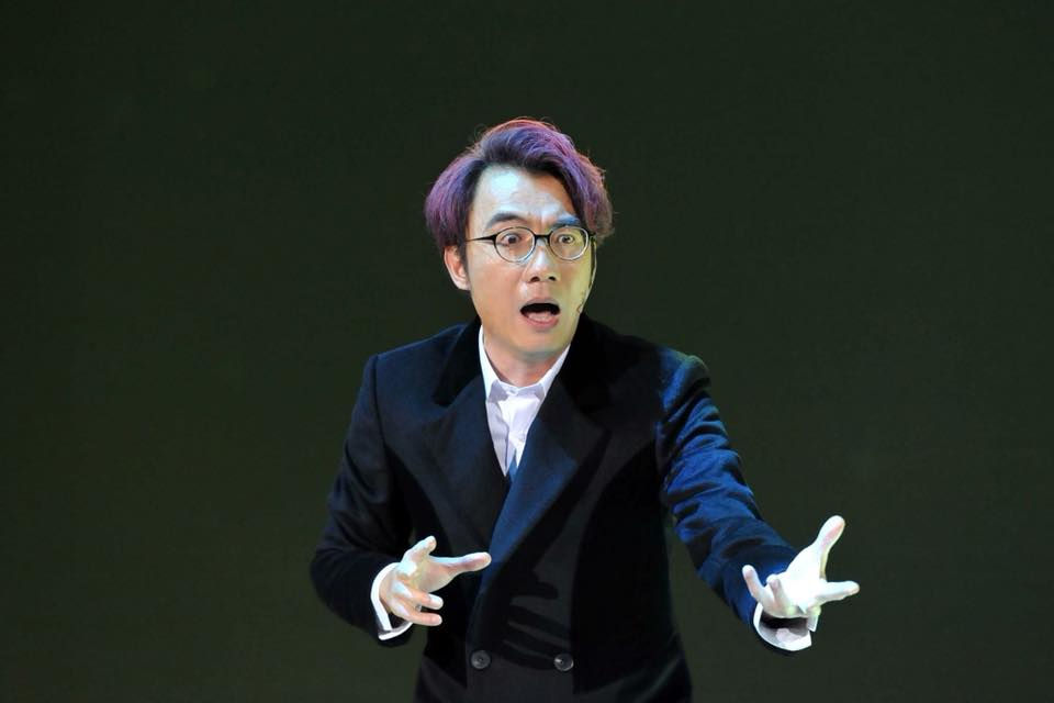 Ben Sir 歐陽偉豪身穿黑色舞台西裝,於《語溝學》現場表演中深情演繹