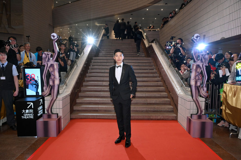 新晉男演員穿著訂製黑色禮服亮相第38屆香港電影金像獎紅毯05