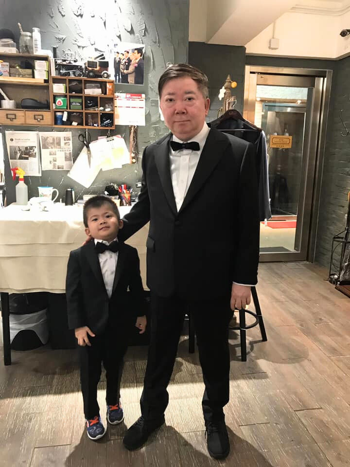 文雋和仔仔於852TailorHouse試穿著剪裁俐落的黑色禮服