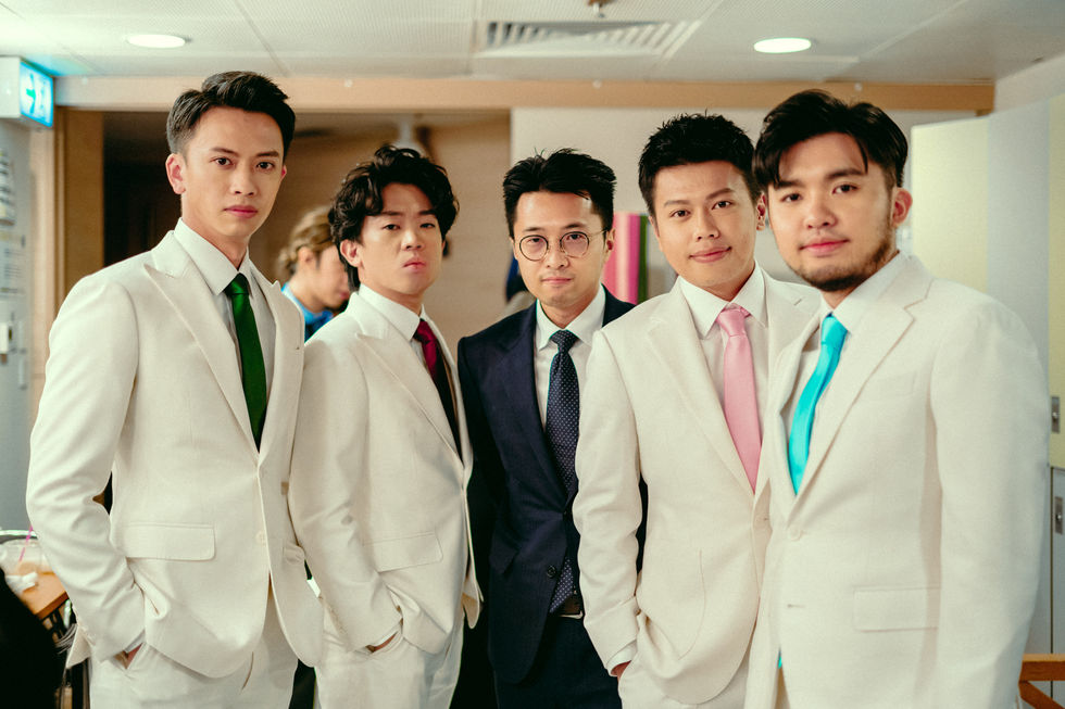 成員試穿西裝過程，由852 Tailor House團隊進行剪裁與細節調整