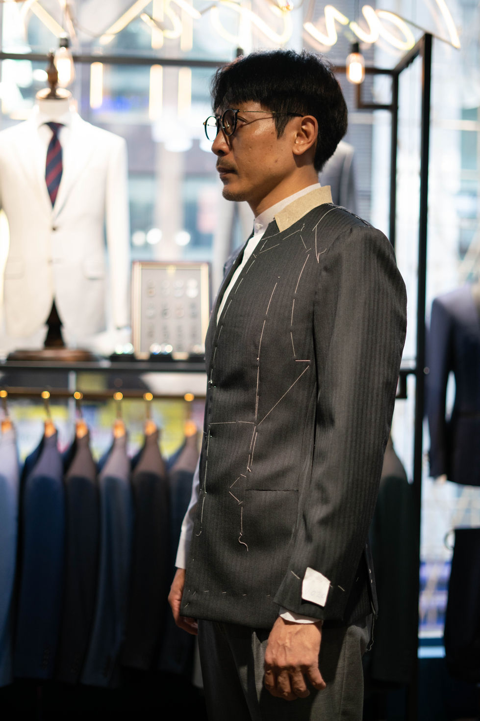 《那年盛夏我們綻放如花》劇中主要角色陸駿光於852 Tailor Houe 試穿度身訂造西綏造型