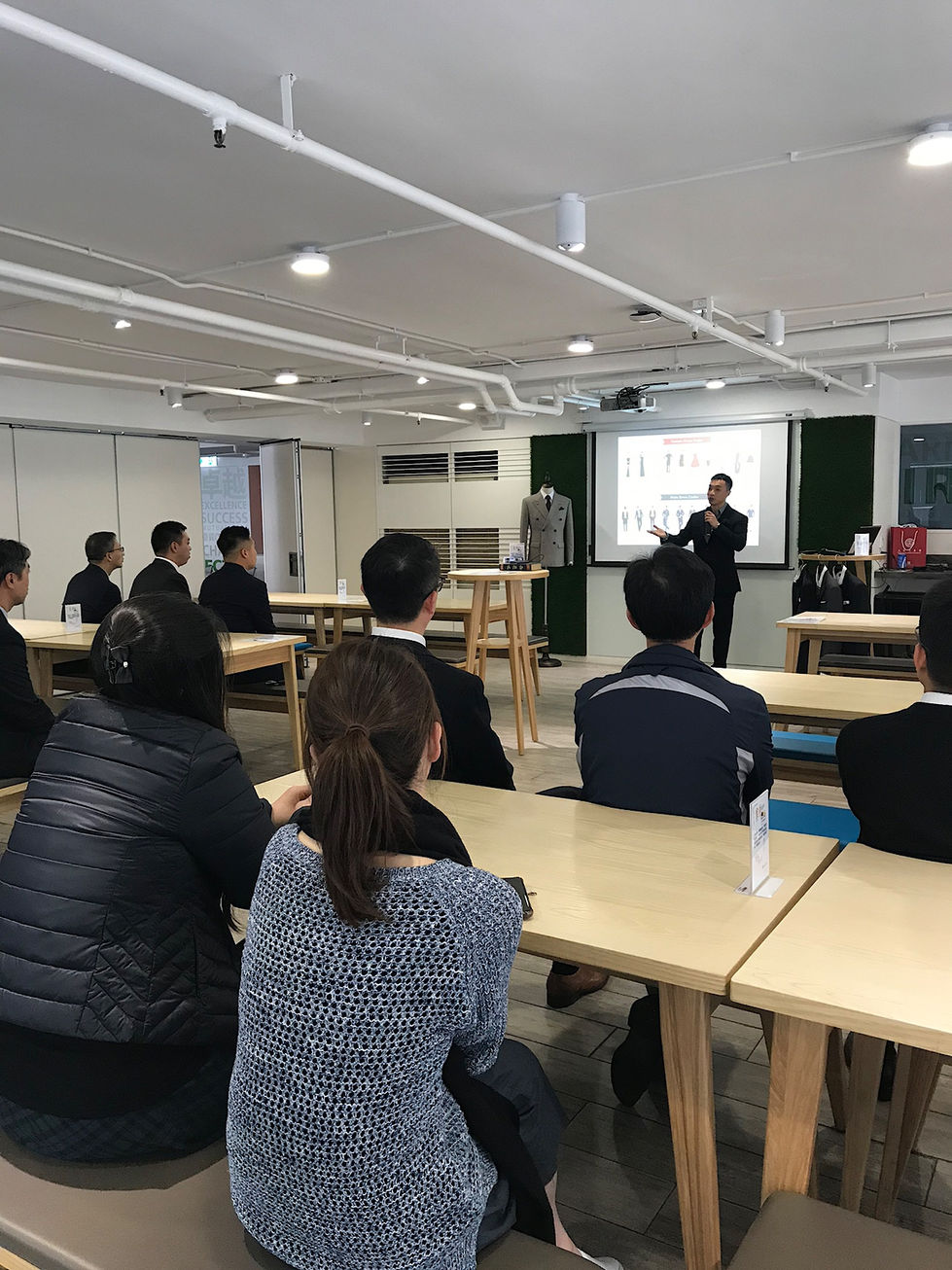 講座現場展示不同場合的男士商務穿搭指引與色彩建議