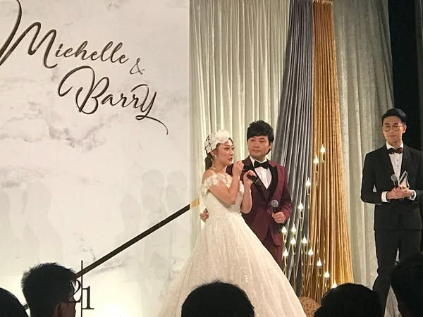 葉文輝在婚禮現場穿著酒紅色西裝,與新娘及來賓分享感動時刻