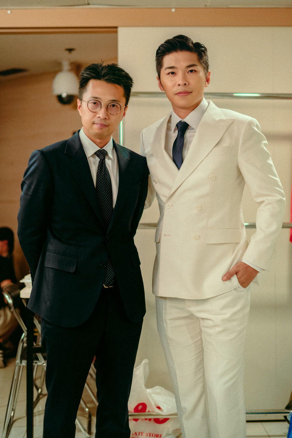 游學修穿上白色雙排扣西裝,與設計師合照,展現優雅成熟氣質。