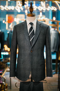 852tailorhoue_tailor_suit_hk_grey_prince_of_wales_checkers_flannel5