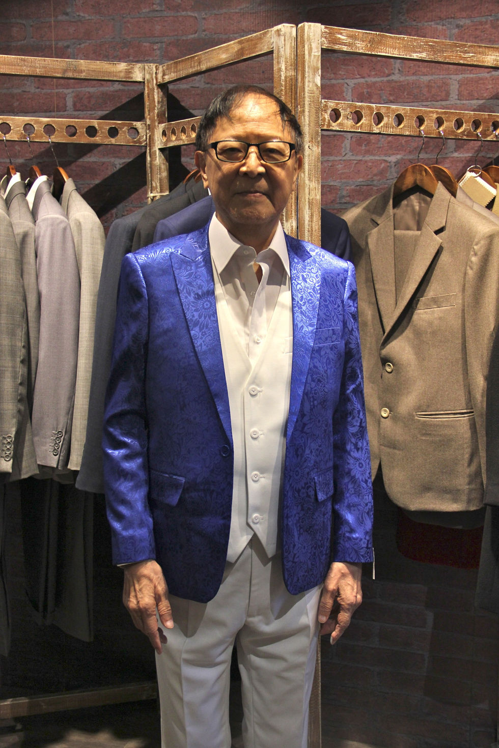 King Sir 在852 Tailor House 店內試穿藍色戲服,確認演出服裝配色效果