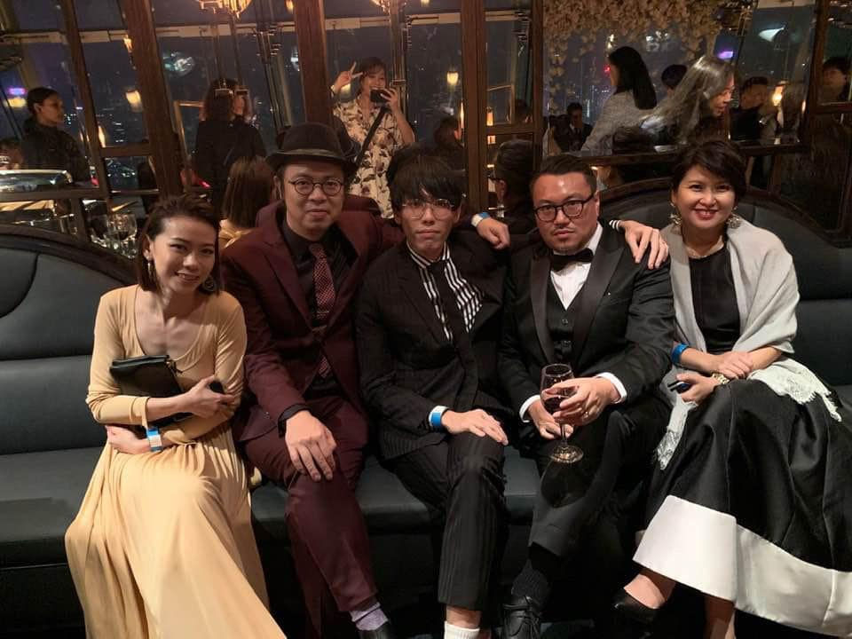 於頒獎晚會現場穿著度身訂造禮服