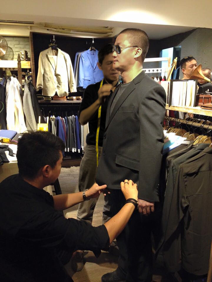 吳京在852 Tailor House進行西裝第一次試身,多位師傅現場調整剪裁細節。