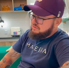 homem mostra braço removendo tatuagem antiga