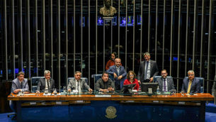 Oposição ocupa mesas da Câmara e do Senado em protesto contra prisão de Bolsonaro