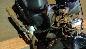 Mulher de 37 anos é encontrada caída ao lado de moto e morre após ser socorrida