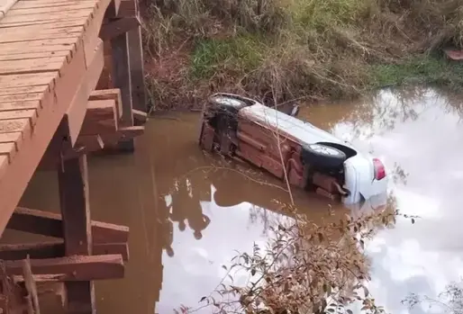 Mãe e filha morrem em acidente após carro cair no Rio Ivinhema