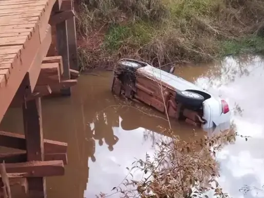 Mãe e filha morrem em acidente após carro cair no Rio Ivinhema